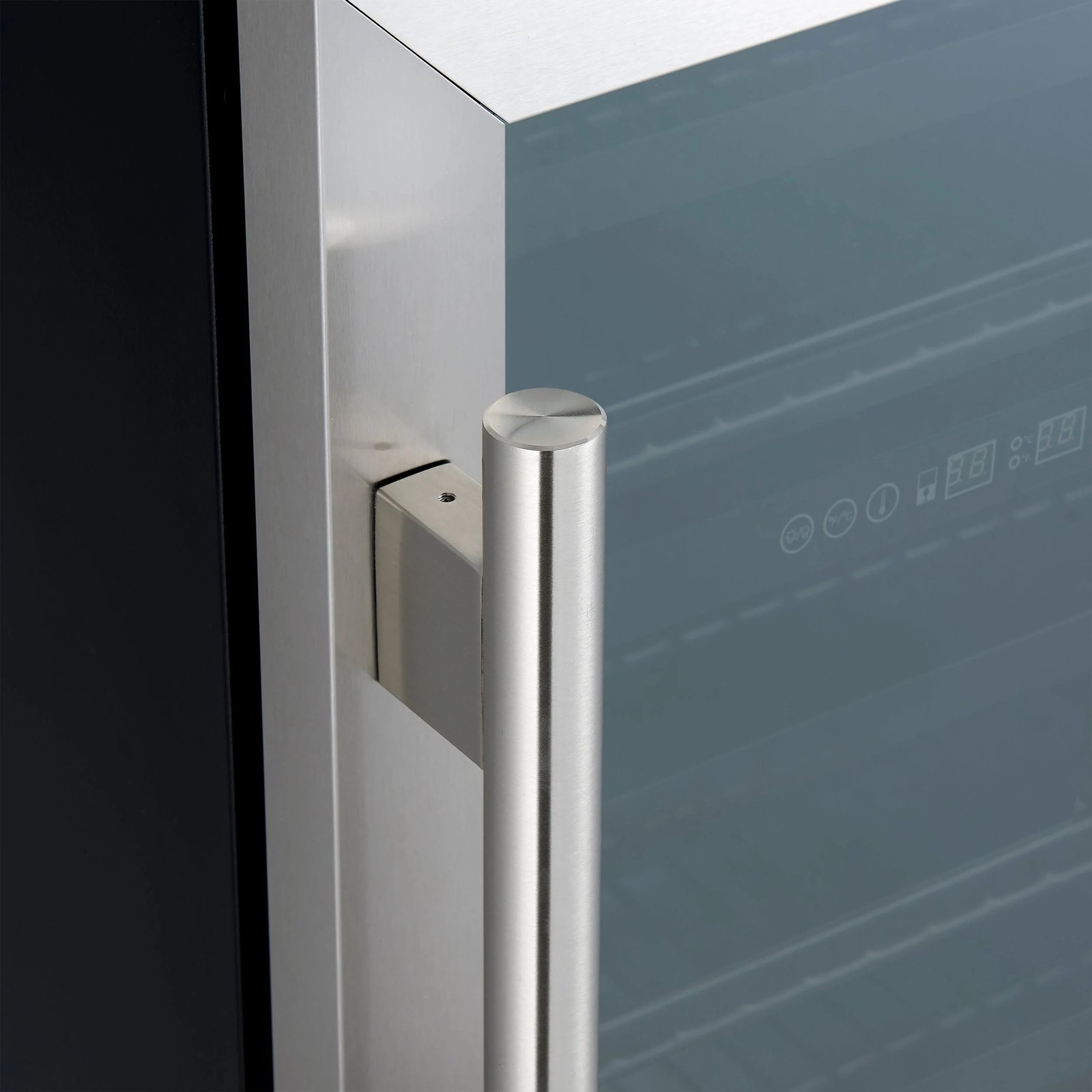 imageye___-_imgi_19_Wine-cooler_FWCDR6634-24S_Handle-close-up_2025-05-26.jpg